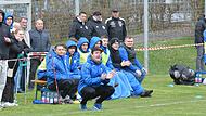 Tim Herterich (knieend) bleibt  Trainer beim  FC 06 Bad Kissingen.