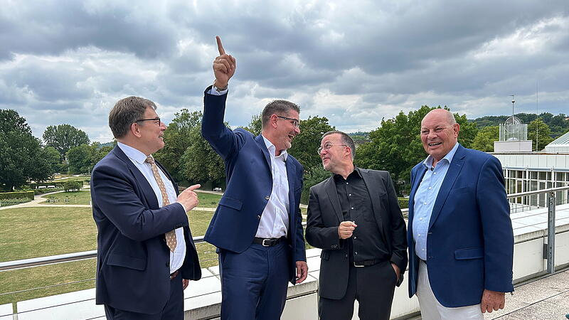 Comeback der Freien Wähler in Coburg Bestens gelaunt präsentierte sich das neue Bündnis mit (von links) dem Fraktionsvorsitzenden Christian Müller, dem designierten OB-Kandidaten Christian Gunsenheimer, Neu-Mitglied René Boldt und dem Vorsitzenden Hans-Heinrich Ulmann. Doch beim Thema Hubert Aiwanger werden die vier Herren ernst.