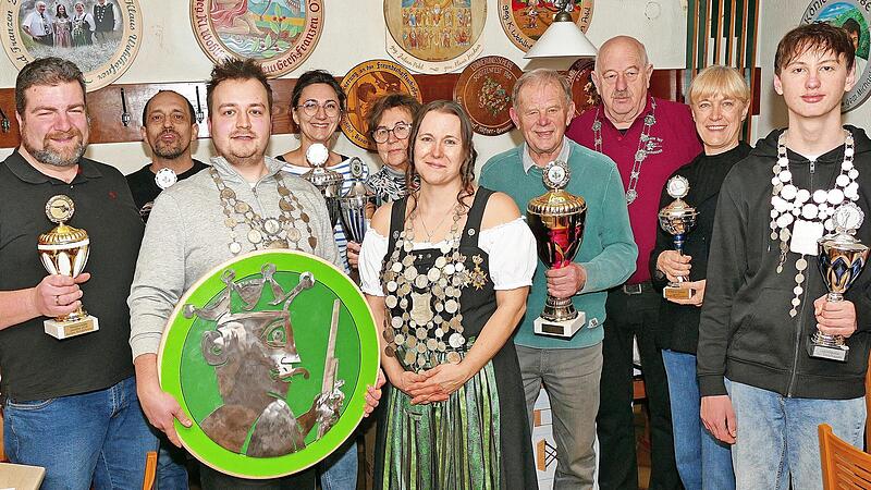 Die neuen Majest&auml;ten: (von links) Andreas Jakob, Torsten Fleischmann, Luca Kramer, Lena Jakob, Margit Kaplan, Stefanie Fleischmann, Otto Wohlh&ouml;fner, Josef Messingschlager, Andrea Drummer und Andreas Betz.