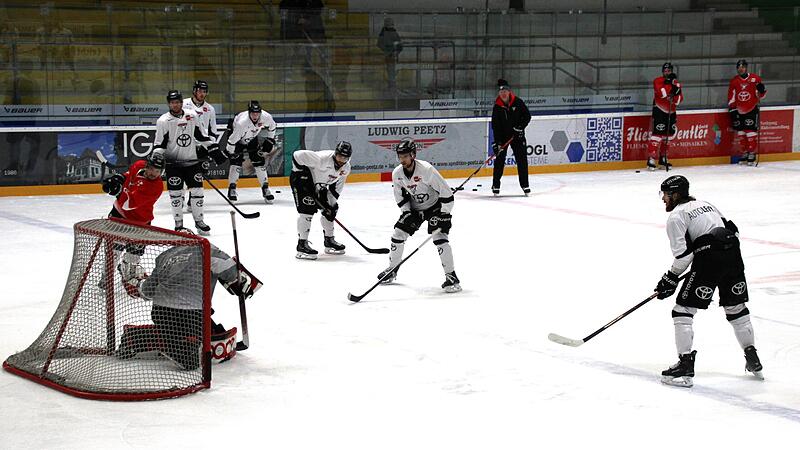 Training am Kieferndorfer Weg in H&ouml;chstadt: Die DEL-Mannschaft der K&ouml;lner Haie.