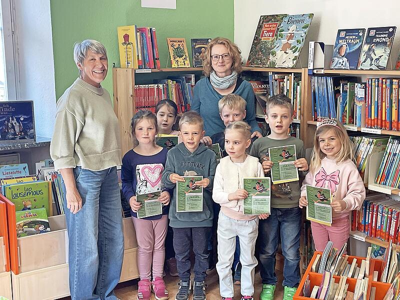 B&uuml;chereileiterin Christine Neder (links) und Erzieherin Sandra Sp&auml;th (hinten) machten die Vorschulkinder des Kinderhauses Kunterbunt fit f&uuml;r die B&uuml;cherei.