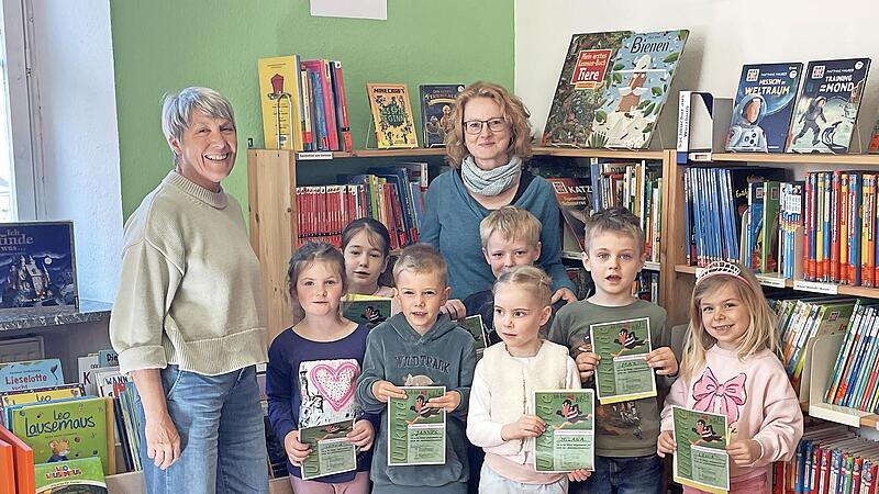 B&uuml;chereileiterin Christine Neder (links) und Erzieherin Sandra Sp&auml;th (hinten) machten die Vorschulkinder des Kinderhauses Kunterbunt fit f&uuml;r die B&uuml;cherei.