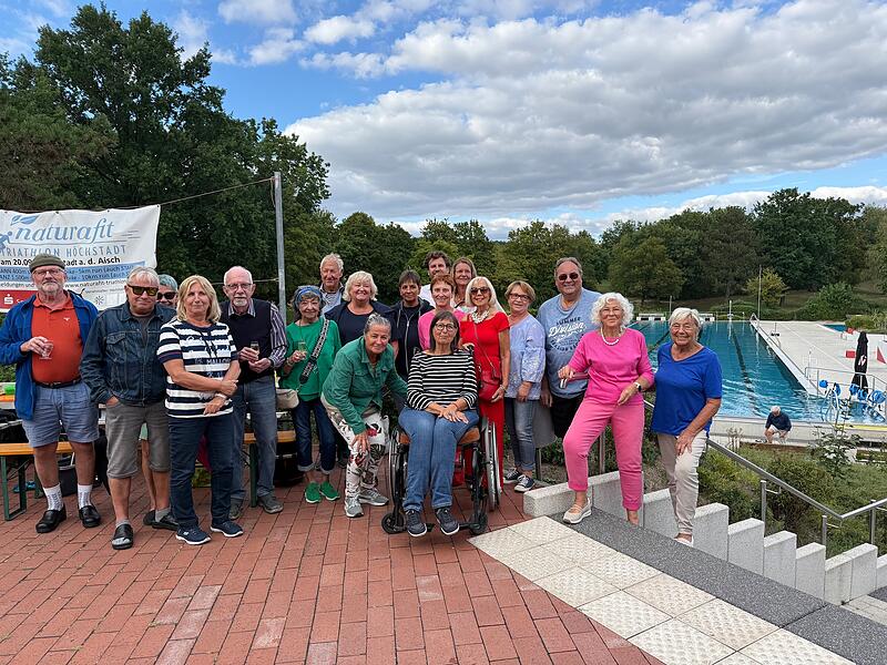 Die Stammg&auml;ste des Freibads in H&ouml;chstadt treffen sich zum Abschwimmen.