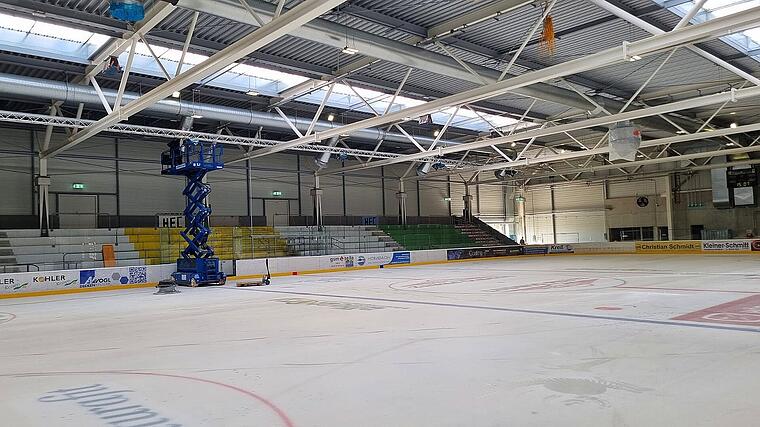 Der Videowürfel ist schon weg: Im Höchstadter Eisstadion am Kieferndorfer Weg wird die zweite Sanierungsphase vorbereitet.
