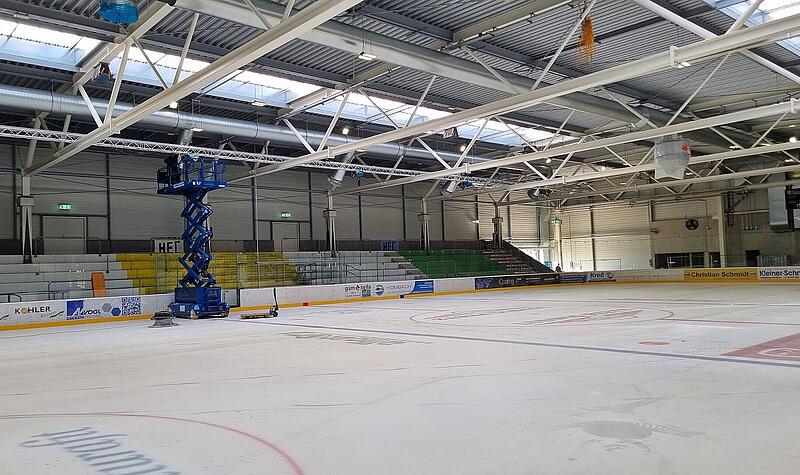 Eishalle Höchstadt: Videowürfel nach Playoff-Spiel abgebaut Der Videowürfel ist schon weg: Im Höchstadter Eisstadion am Kieferndorfer Weg wird die zweite Sanierungsphase vorbereitet.