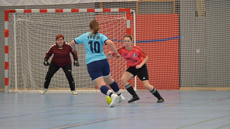 Beim Turnier in R&ouml;mershag war die TSG Bastheim (blau) noch Gegner der SG Albertshausen/N&uuml;dlingen. Die TSG ist neben dem TSV Rannungen Vertreter des Fu&szlig;ballkreises Rh&ouml;n bei den Futsal-Bezirksmeisterschaften in Karlstadt.