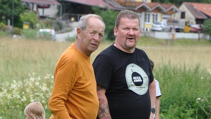 Marcus Egloffstein (r.), jetziger Vereinschef des SV Wolfsberg, vertraut immer noch gerne auf die Ratschläge von Ehrenvorstand Günter Will (links) zur Platzpflege.Forchheim & Fränkische Schweiz Marcus Egloffstein (r.), jetziger Vereinschef des SV Wolfsberg, vertraut immer noch gerne auf die Ratschläge von Ehrenvorstand Günter Will (links) zur Platzpflege.Forchheim & Fränkische Schweiz