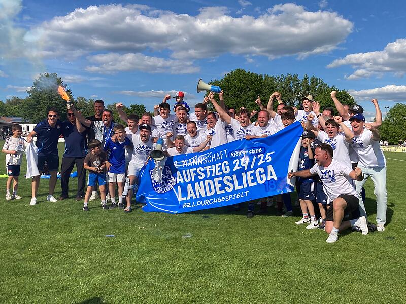 Der TSV Burgebrach bejubelt die Meisterschaft in der Bezirksliga Oberfranken West 2024/25.TSV Burgebrach: Meister Bezirksliga West 2024/25 Der TSV Burgebrach bejubelt die Meisterschaft in der Bezirksliga Oberfranken West 2024/25.