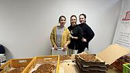 ahar Akkaya (Mitte) hat die Aktion gemeinsam mit ihrer Schwester organisiert.