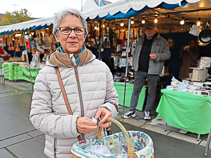 Christine M&uuml;ller l&auml;sst sich die Freude am Marktbummel nicht verderben. Ein Grabgesteck und Socken hat sie schon gefunden &ndash; jetzt locken die Antipasti.