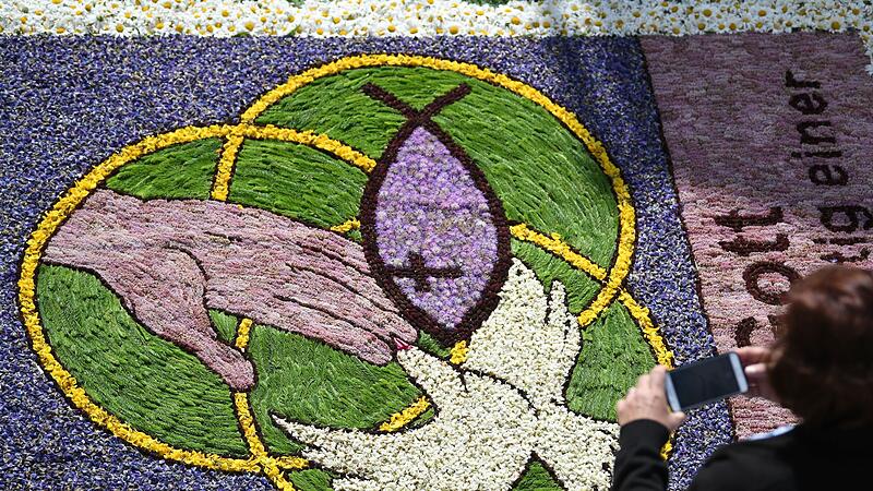 Blütenteppich zu Fronleichnam Blütenteppich zu Fronleichnam