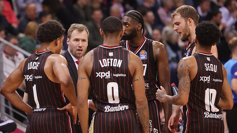 Anton Gavel (Zweiter von links) redet auf sein Team ein. Einmal mehr war er mit der Vorstellung seiner Mannschaft auf fremdem Parkett nicht einverstanden.