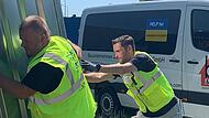 Anpacken für die Menschen in der Ukraine: Christian Wirth (links) und Dirk Stumpe von der Initiative "Bad Brückenau hilft" beim Aufstellen eines Materialcontainers. Foto: Oliver Belz Anpacken für die Menschen in der Ukraine: Christian Wirth (links) und Dirk Stumpe von der Initiative "Bad Brückenau hilft" beim Aufstellen eines Materialcontainers. Foto: Oliver Belz