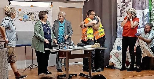 Die Theatergruppe Pressig begeisterte ihr Publikum schon bei der Premiere ihres neuen Stückes.