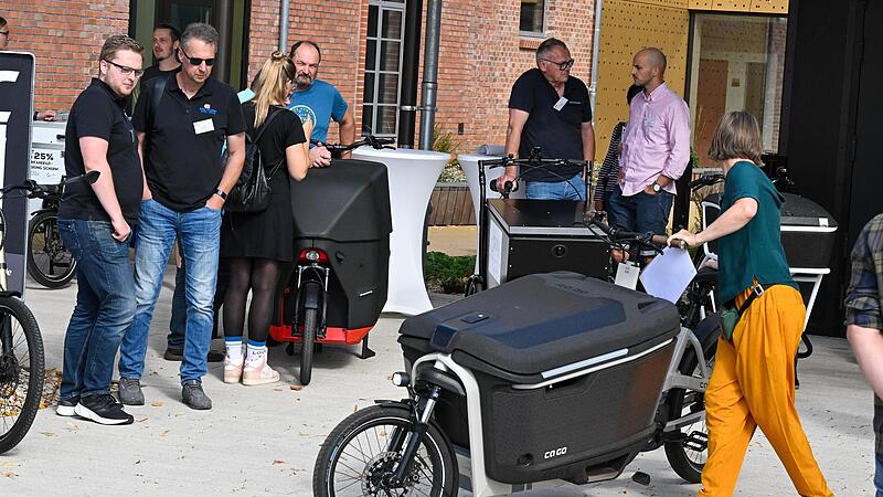 Auf dem Lagarde-Campus haben die Testpioniere die Möglichkeit ihre Lastenräder zum ersten Mal auszuprobieren.
