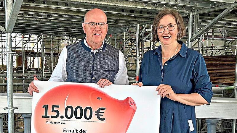 Johannes von Hebel, Vorsitzender des Vorstands der Stadt- und Kreissparkasse Erlangen H&ouml;chstadt Herzogenaurach, und Suanne Gillmann, Pfarrerin der Evangelisch-reformierten Gemeinde Erlangen.Anna Wick