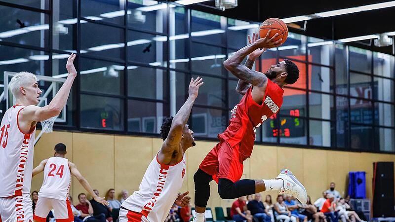 Justin Wright-Foreman steigt gegen den Würzburger Stanley Whittaker zum Wurf hoch.