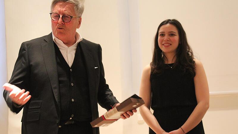 Gastgeber Roberto Bauer war sichtlich angetan von dem großen Können der Istanbuler Pianistin Lal Karaalioglu.