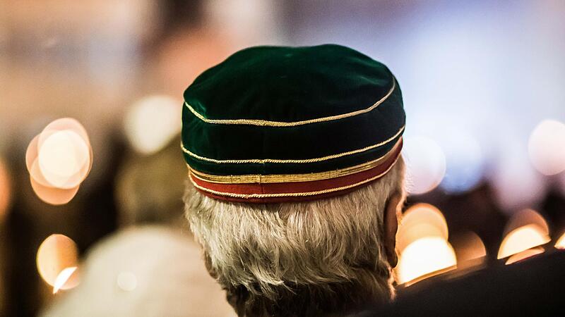 Der Coburger Convent ist ein Dachverband für rund hundert schlagende Studentenverbindungen. Jedes Jahr an Pfingsten gibt es ein großes Treffen in Coburg in Oberfranken. Der Coburger Convent ist ein Dachverband für rund hundert schlagende Studentenverbindungen. Jedes Jahr an Pfingsten gibt es ein großes Treffen in Coburg in Oberfranken.