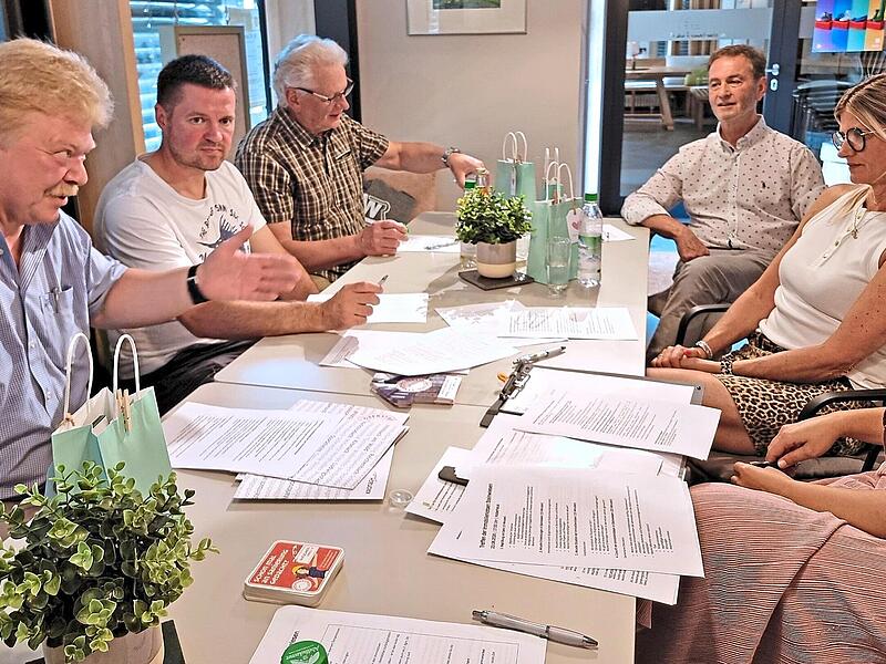 Austausch beim Treffen der Immo-Lotsen im Koberhaus mit (v.l.) J&uuml;rgen Eckert, Christian Kremer, Bruno Beierlorzer, Hans Kuhnlein, Kristina Hoffmann und Rebecca Haas vom Stadtumbaumananagement.Margareta Volk-Lovrinovic