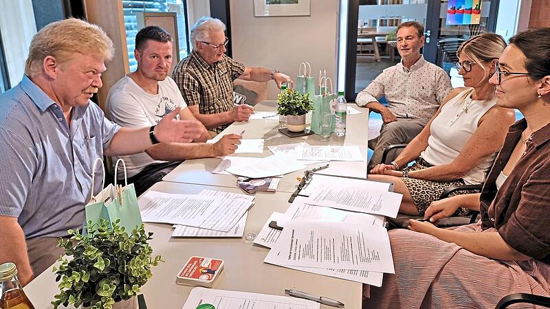 Austausch beim Treffen der Immo-Lotsen im Koberhaus mit (v.l.) J&uuml;rgen Eckert, Christian Kremer, Bruno Beierlorzer, Hans Kuhnlein, Kristina Hoffmann und Rebecca Haas vom Stadtumbaumananagement.Margareta Volk-Lovrinovic