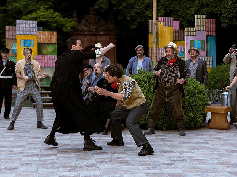 Don Camillo (Nils Liebscher) und Peppone (Florian Graf) geraten mal wieder aneinander &ndash; rechts im Bild: Redakteur Oliverio (Oliver Schmidt)