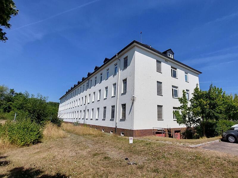 Das ehemalige Mannschaftsgebäude im BGS-Gelände soll abgerissen werden für den Krankenhausneubau. Das ehemalige Mannschaftsgebäude im BGS-Gelände soll abgerissen werden für den Krankenhausneubau.