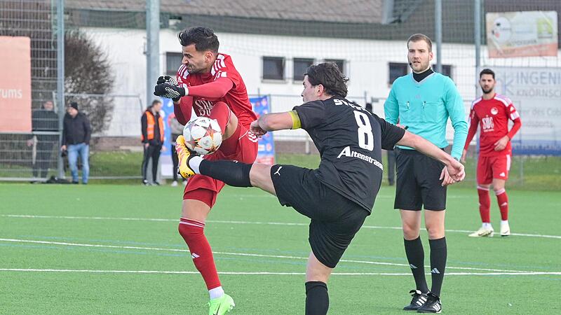 Es ging zur Sache beim torreichen Kunstrasen-Kick zwischen dem FC Coburg und Fortuna Regensburg (3:3). Bei diesem Zweikampf entschied Schiedsrichter Simon Schreiner auf Freisto&szlig; f&uuml;r die G&auml;ste, da FCC-Torj&auml;ger Aykut Civelek mit gestrecktem Bein zu ...