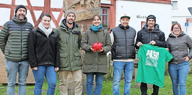 Bei der Spenden&uuml;bergabe (von links): Rafa Berek, Anja Eichhorn, Daniel Krapp, Jessica Nickel (Spendenverein), Matthias Schneider, Stefan Reus und Feli Kroll.