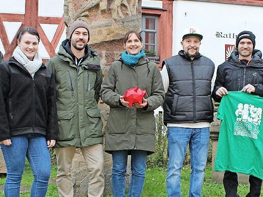 Bei der Spendenübergabe (von links): Rafa Berek, Anja Eichhorn, Daniel Krapp, Jessica Nickel (Spendenverein), Matthias Schneider, Stefan Reus und Feli Kroll. Bei der Spendenübergabe (von links): Rafa Berek, Anja Eichhorn, Daniel Krapp, Jessica Nickel (Spendenverein), Matthias Schneider, Stefan Reus und Feli Kroll.