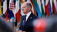 Bundeskanzler Olaf Scholz hält nicht viel von den Plänen Emmanuel Macrons, europäische Verbündete mit französischen Atomwaffen zu schützen. Bundeskanzler Olaf Scholz hält nicht viel von den Plänen Emmanuel Macrons, europäische Verbündete mit französischen Atomwaffen zu schützen.