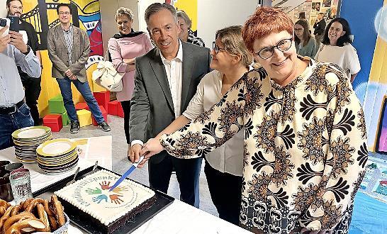 Landrat Alexander Tritthart (von links), Einrichtungsleiterin Verena Fiedler und Bürgermeisterin Eva Ehrhardt-Odörfer haben gemeinsam mit zahlreichen Beteiligten den neuen Familienstützpunkt in Baiersdorf eröffnet. Landrat Alexander Tritthart (von links), Einrichtungsleiterin Verena Fiedler und Bürgermeisterin Eva Ehrhardt-Odörfer haben gemeinsam mit zahlreichen Beteiligten den neuen Familienstützpunkt in Baiersdorf eröffnet.