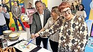 Landrat Alexander Tritthart (von links), Einrichtungsleiterin Verena Fiedler und Bürgermeisterin Eva Ehrhardt-Odörfer haben gemeinsam mit zahlreichen Beteiligten den neuen Familienstützpunkt in Baiersdorf eröffnet.