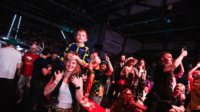 Ausverkaufte Brose Arena und gro&szlig;e Namen des Dartsports: Die Franken Darts Gala in Bamberg begeisterte Fans und Profis gleicherma&szlig;en.