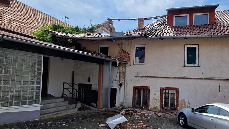 Die alte Gastwirtschaft in V&ouml;lkersleier steht direkt an der Hauptstra&szlig;e. Anfang Mai ist ein Teil des Daches eingest&uuml;rzt. Der Gemeinderat hat nun &uuml;ber das weitere Vorgehen beraten.