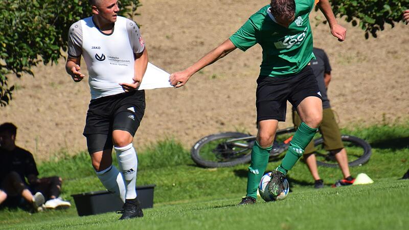 Textil-Test Teil 1: Das Jersey vom TSV Oberthulba h&auml;lt beim  Kreisklassen-Match gegen den SV Machtilshausen, auch wenn der TSV das Spiel mit 0:2 verlor.