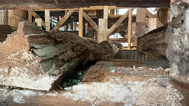 Seit 37 Monaten l&auml;uft die Rathaussanierung. Immer wieder werden neue M&auml;ngel entdeckt. Das j&uuml;ngste &bdquo;Hiobs-Bild&ldquo; zeigt die Decke &uuml;ber dem Magistratsbau.Forchheim & Fr&auml;nkische Schweiz