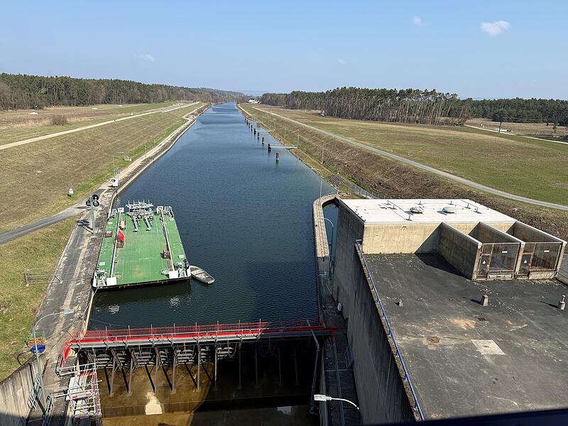 Schleuse Der Blick auf das Unterwasser der Schleuse Erlangen. Auf der rechten Seite, dem östlichen Ufer des Main-Donau-Kanals, wird in rund 300 Meter Entfernung die neue Schleuse entstehen.