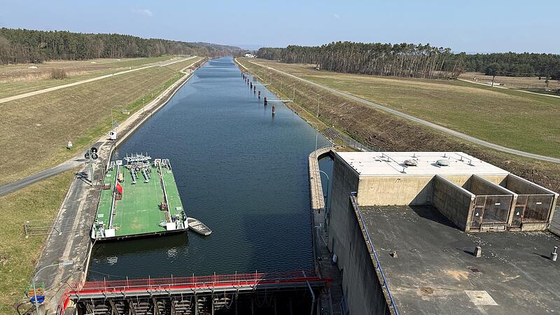 Schleuse Der Blick auf das Unterwasser der Schleuse Erlangen. Auf der rechten Seite, dem östlichen Ufer des Main-Donau-Kanals, wird in rund 300 Meter Entfernung die neue Schleuse entstehen.