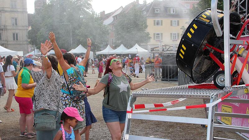 Herrliche Abk&uuml;hlung beim Samba-Festival in Coburg &ndash; der Feuerwehr sei Dank!