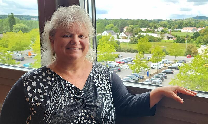 SPD-Kandidatin Ronni Arendt lässt sich trotz des schlechten Abschneidens die Laune nicht verderben. Sie  persönlich hat alles gegeben und sieht die Schuld bei der Bundes-SPD.