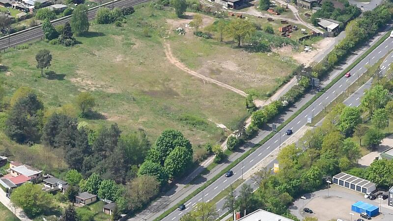 Zwischen Bahnlinie und Berliner Ring, auf der Höhe von Wohnzimmer Koch, ist der Polizei-Neubau geplant.
