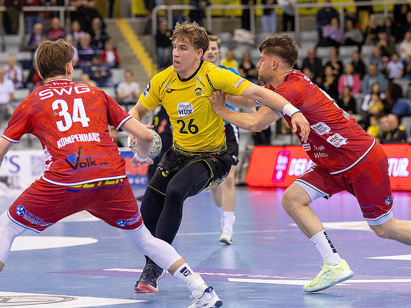 Pavels Valkovskis nimmt es hier mit zwei H&uuml;ttenbergern auf. Im Sommer wechselt er vom HSC Coburg zum TBV Lemgo-Lippe in die Bundesliga.