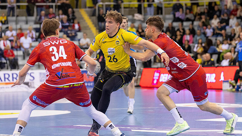 Pavels Valkovskis nimmt es hier mit zwei H&uuml;ttenbergern auf. Im Sommer wechselt er vom HSC Coburg zum TBV Lemgo-Lippe in die Bundesliga.