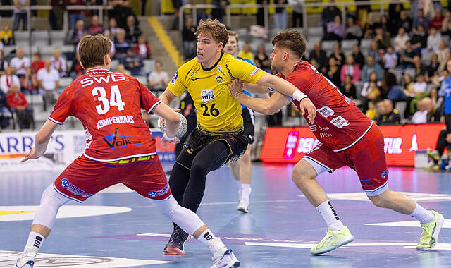 Pavels Valkovskis nimmt es hier mit zwei Hüttenbergern auf. Im Sommer wechselt er vom HSC Coburg zum TBV Lemgo-Lippe in die Bundesliga. Pavels Valkovskis nimmt es hier mit zwei Hüttenbergern auf. Im Sommer wechselt er vom HSC Coburg zum TBV Lemgo-Lippe in die Bundesliga.