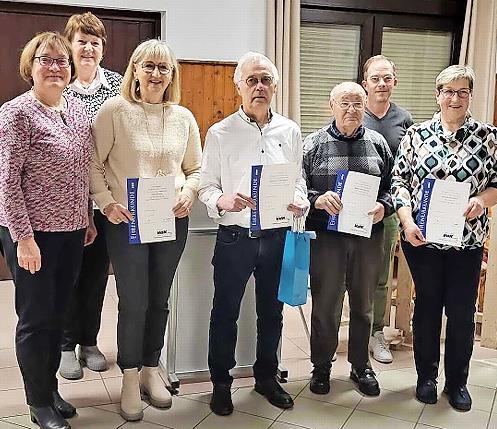 VdK-Kreisvorsitzende Susanne Daum (links) mit Kassierin Heidrun Hirth, Gisela Fehn, Cornelius Gr&uuml;nbeck, Bernward M&uuml;ller, Schriftf&uuml;hrer Markus Vetter und Frauenbeauftragter Andrea Gr&uuml;nbeck (v.l.). Sie wurden f&uuml;r 15, 25 beziehungsweise 40 Jahre Mitg...