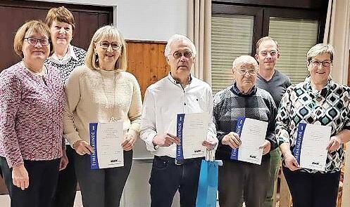 VdK-Kreisvorsitzende Susanne Daum (links) mit Kassierin Heidrun Hirth, Gisela Fehn, Cornelius Grünbeck, Bernward Müller, Schriftführer Markus Vetter und Frauenbeauftragter Andrea Grünbeck (v.l.). Sie wurden für 15, 25 beziehungsweise 40 Jahre Mitg... VdK-Kreisvorsitzende Susanne Daum (links) mit Kassierin Heidrun Hirth, Gisela Fehn, Cornelius Grünbeck, Bernward Müller, Schriftführer Markus Vetter und Frauenbeauftragter Andrea Grünbeck (v.l.). Sie wurden für 15, 25 beziehungsweise 40 Jahre Mitg...