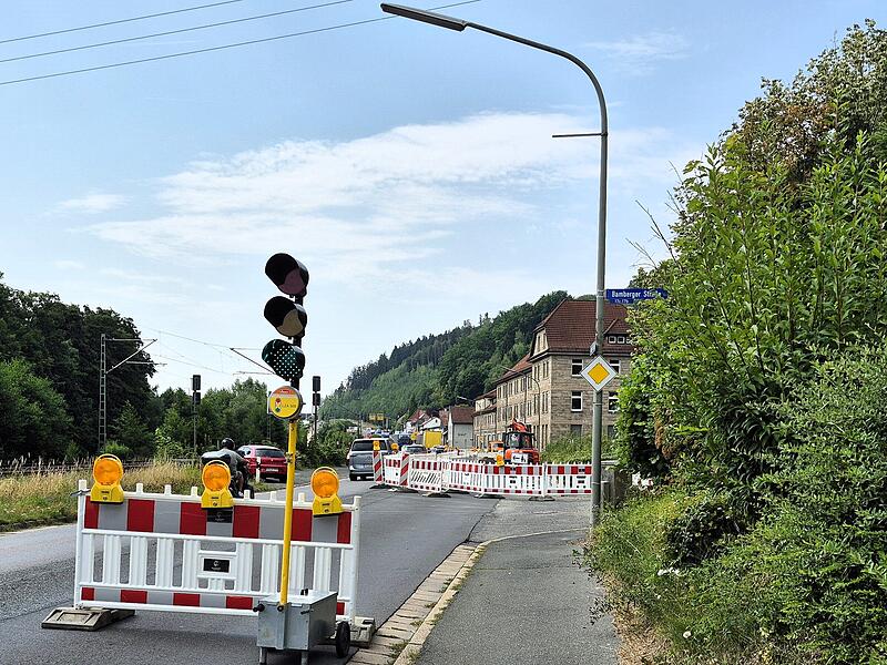 Auf der B 85 in Kronach ist auf Höhe der Maschinenfabrik Weber die Straße momentan nur einspurig befahrbar. Auf der B 85 in Kronach ist auf Höhe der Maschinenfabrik Weber die Straße momentan nur einspurig befahrbar.