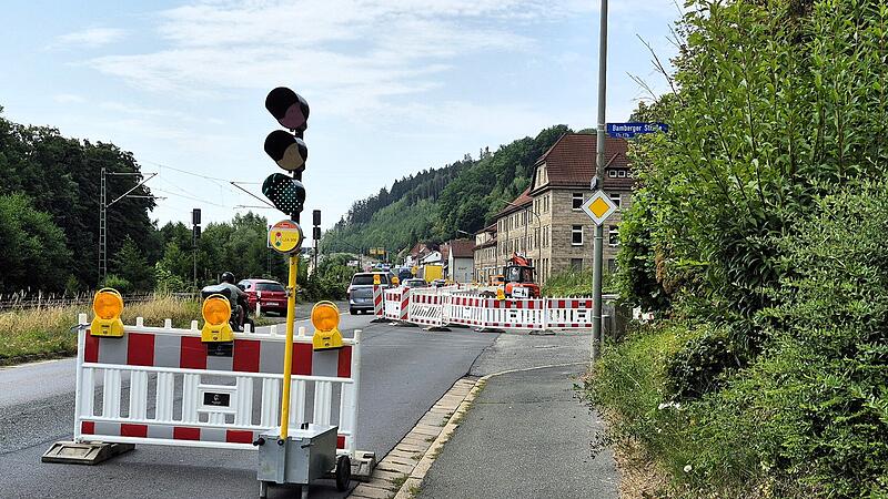 Auf der B 85 in Kronach ist auf Höhe der Maschinenfabrik Weber die Straße momentan nur einspurig befahrbar. Auf der B 85 in Kronach ist auf Höhe der Maschinenfabrik Weber die Straße momentan nur einspurig befahrbar.
