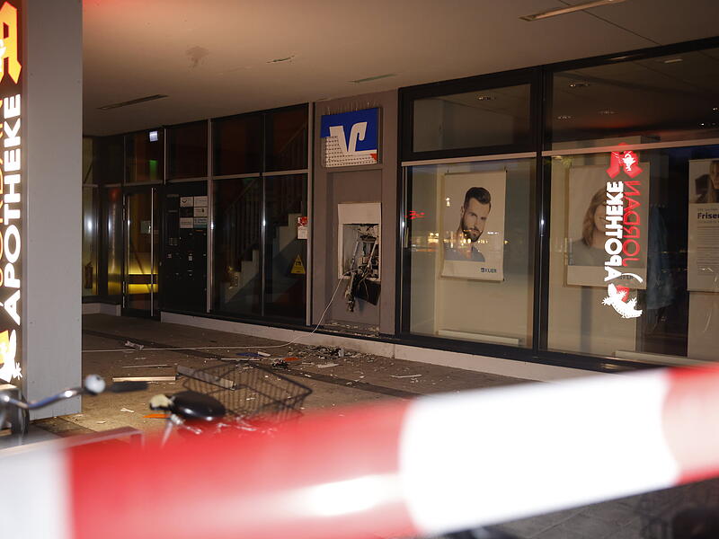 Zwei Geldautomaten in der Nacht gesprengt: Täter auf der Flucht